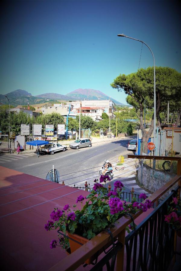 Vesuvius' Lovely Inn Ercolano Bagian luar foto